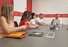 Familiares de Sara Gómez, este jueves con el ministro de Sanidad, José Manuel Miñones, en la sede del PSRM-PSOE, en Murcia.