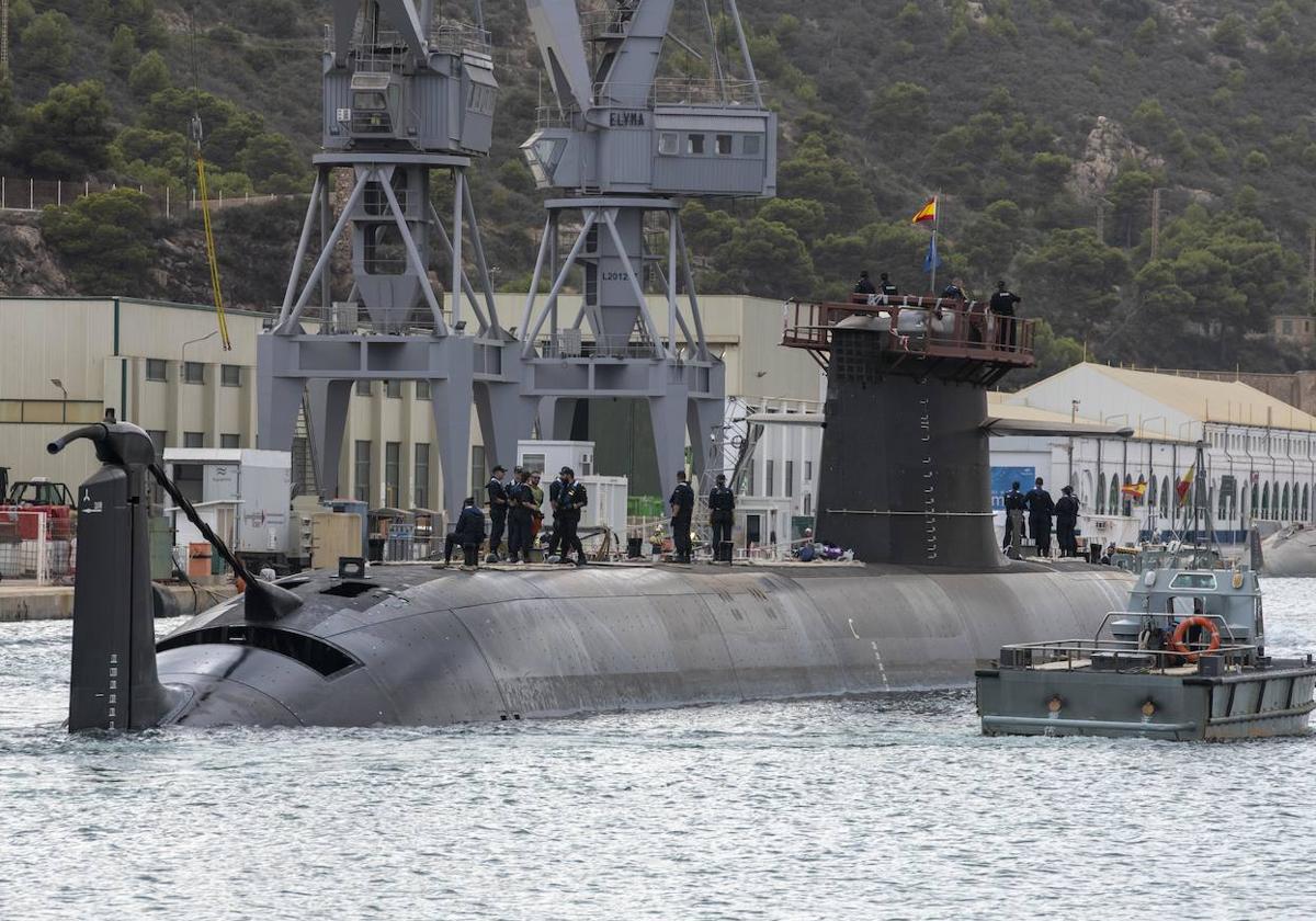 El submarino S-81 enfila sus últimas pruebas de mar en Cartagena, tras la revisión del casco en el carenero