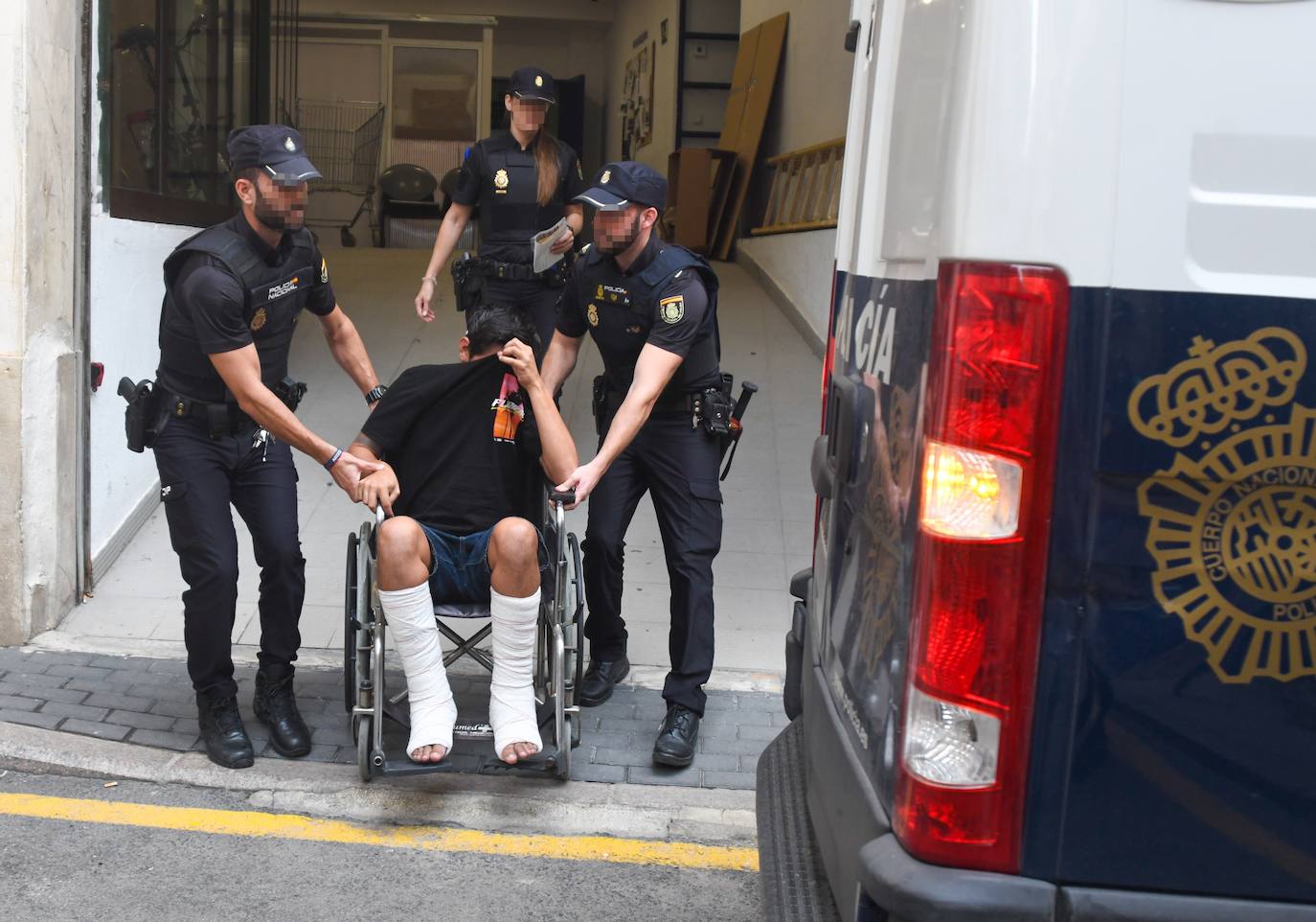 El exjefe del hijo de la víctima, investigado por la muerte de Maravillas M., a su salida de comisaría.