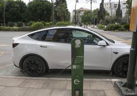 Un vehículo eléctrico en un punto de recargas situado en la plaza Circular de Murcia.