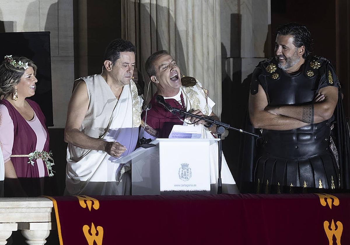 Tomás Roncero y Cristóbal Soria, durante la lectura del pregón, flanqueados por la alcaldesa, Noelia Arroyo, y el presidente de la Federación de Tropas y Legiones, Jose Antonio Meca.