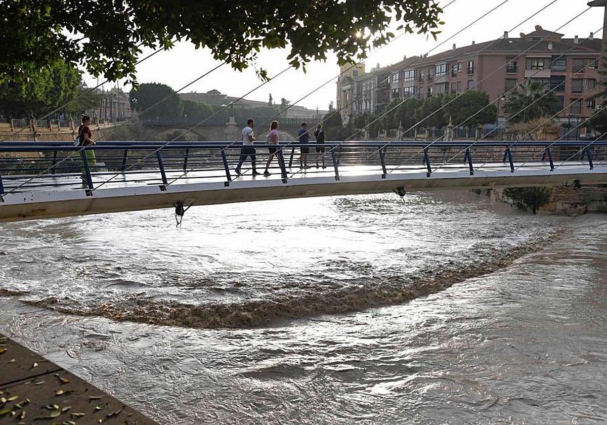 Viandantes en la pasarela del Malecón, este sábado por la mañana.