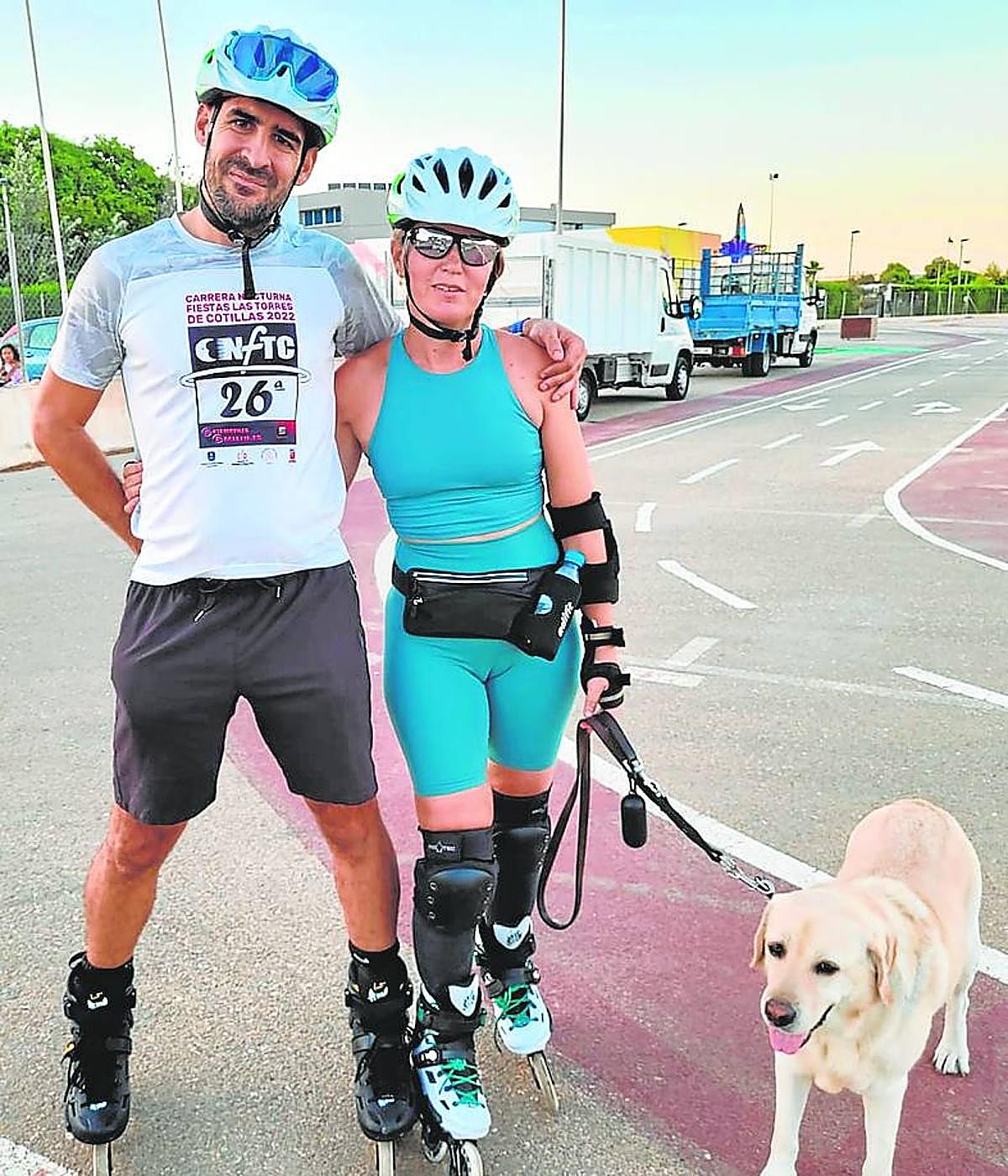 Paula Pasqual, con su entrenador, Luis Egea, y la perra 'Laly'.