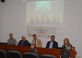 Luis Noguera, investigador de la UMH, Santiago García, presidente del comité organizador del congreso, Ángel Carbonell, vicerrector de investigación y transferencia de la UMH, Juan Martínez, director de la EPSO, y María Serrano, presidenta del comité científico del congreso.