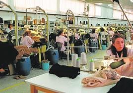 Trabajadoras de una fábrica de confección de prendas de vestir.