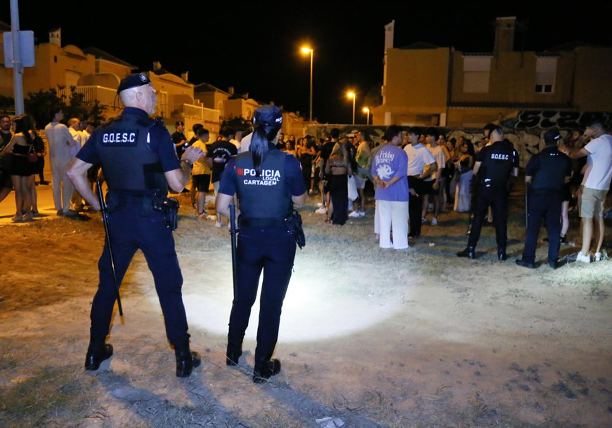 Policía en Cabo de Palos trabajando para evitar botellones en una imagen de este verano.