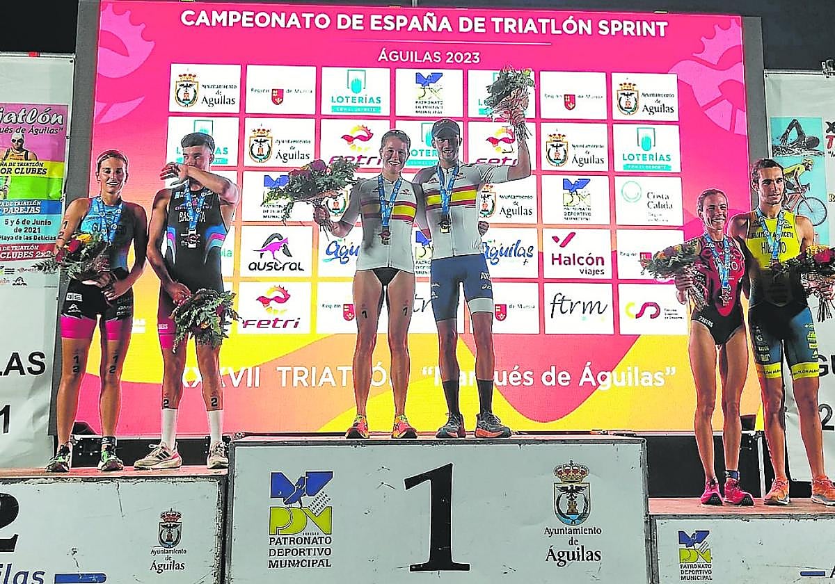 Podio con los campeones y campeonas del Nacional de triatlón sprint disputado ayer en Águilas.