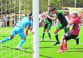Jugada de ataque del Churra en el partido de este domingo con el Santa Cruz.
