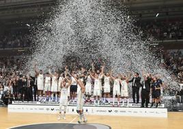 Justo campeón. Llul y Rudy Fernández, en primer término, levantan el título de campeones de la Supercopa, con sus compañeros subidos al podio, este domingo en Murcia.