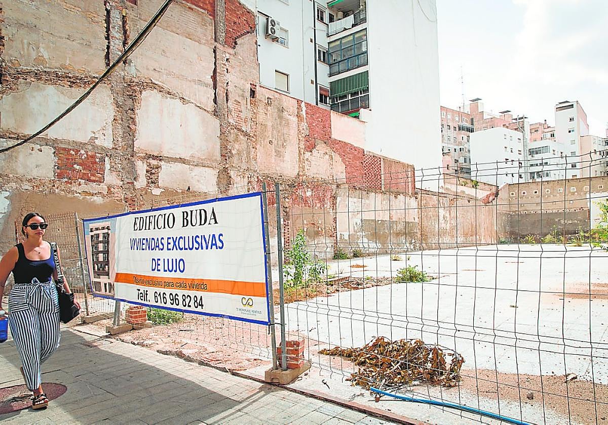 Anuncio de una nueva promoción de viviendas «exclusivas de lujo» en la céntrica avenida de España.