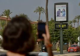 Una mujer fotografía un termómetro en Murcia que marca 48 grados, en una imagen de archivo.