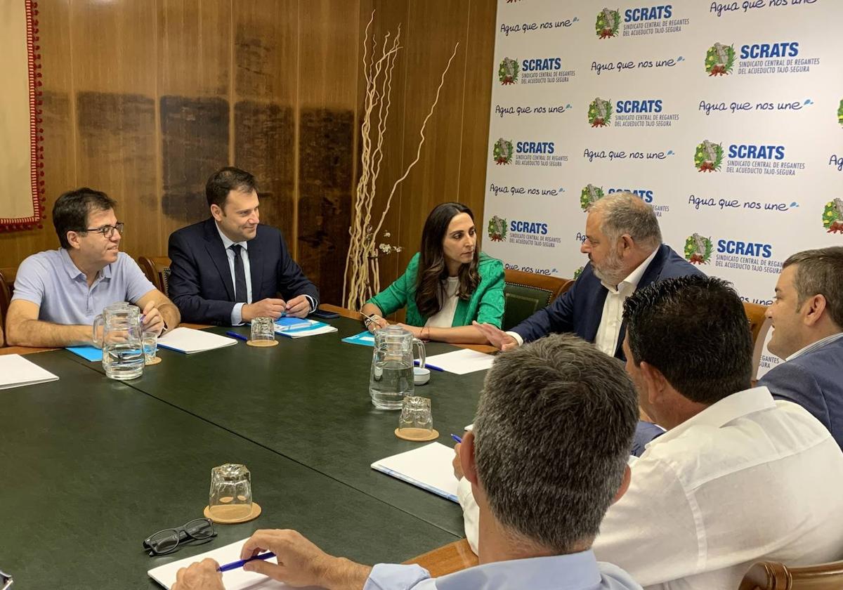 Reunión de la consejera de Agricultura, Sara Rubira, con el Scrats, este lunes.