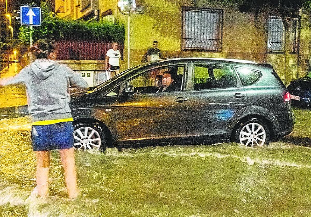 Calles anegadas el pasado viernes en Zarandona, tras una tromba de agua que desbordó las alcantarillas en varios puntos de Murcia y obligó a cerrar la mota del río Segura.