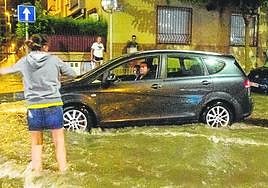 Calles anegadas el pasado viernes en Zarandona, tras una tromba de agua que desbordó las alcantarillas en varios puntos de Murcia y obligó a cerrar la mota del río Segura.