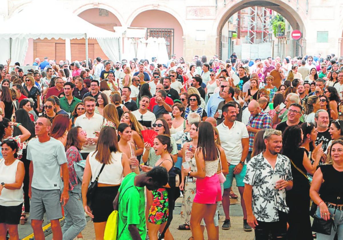 La plaza de España abarrotada de público en la Feria de Día, el sábado.