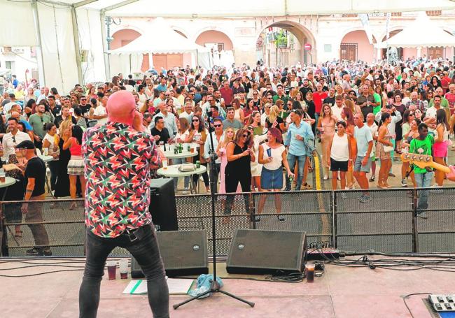 Concierto de la banda The Traks en la plaza de España durante la Feria de Día.