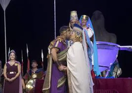 Aníbal e Himilce se besan ante el sumo sacerdote al final del acto.