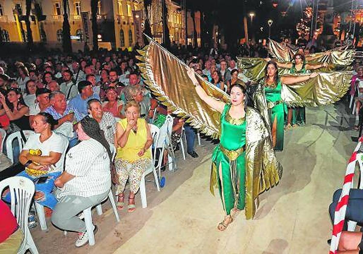 Danzas alegóricas entre los espectadores del Oráculo, en 2022.