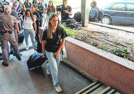 Un gran revuelo. Las yeclana Eva Navarro llegando al hotel de concentración de la selección española femenina en Madrid, ayer.