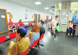 Pacientes aguardando su turno en el centro de salud de San Andrés, en Murcia.