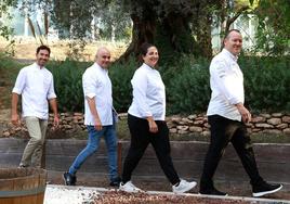 Juan Guillamón, Nazario Cano y María Gómez siguen los pasos de su anfitrión, Pablo González, este martes, en las instalaciones del restaurante Cabaña Buenavista.