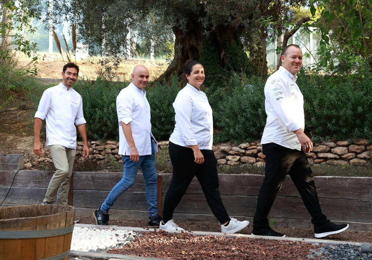 Juan Guillamón, Nazario Cano y María Gómez siguen los pasos de su anfitrión, Pablo González, este martes, en las instalaciones del restaurante Cabaña Buenavista.