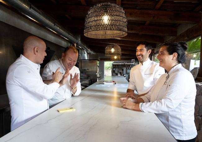 Los cuatro cocineros con estrellas Michelin en la Región de Murcia ponen ideas en común en la zona de I+D del restaurante Cabaña Buenavista, en la pedanía murciana de El Palmar, este martes.