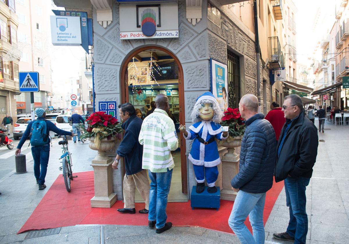 Cola para comprar Lotería de Navidad en Murcia, en una foto de archivo.