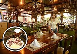 Lidia Valera, encargada de sala del Torremolinos, ultima el montaje de una mesa reservada para cuatro comensales.