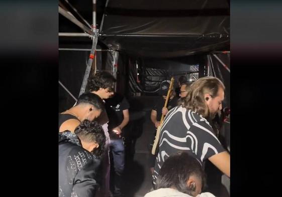 El ritual del grupo Arde Bogotá antes de salir a un concierto.