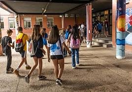 Alumnos de 1º de la ESO entran a clase en el IES Alquibla de La Alberca.