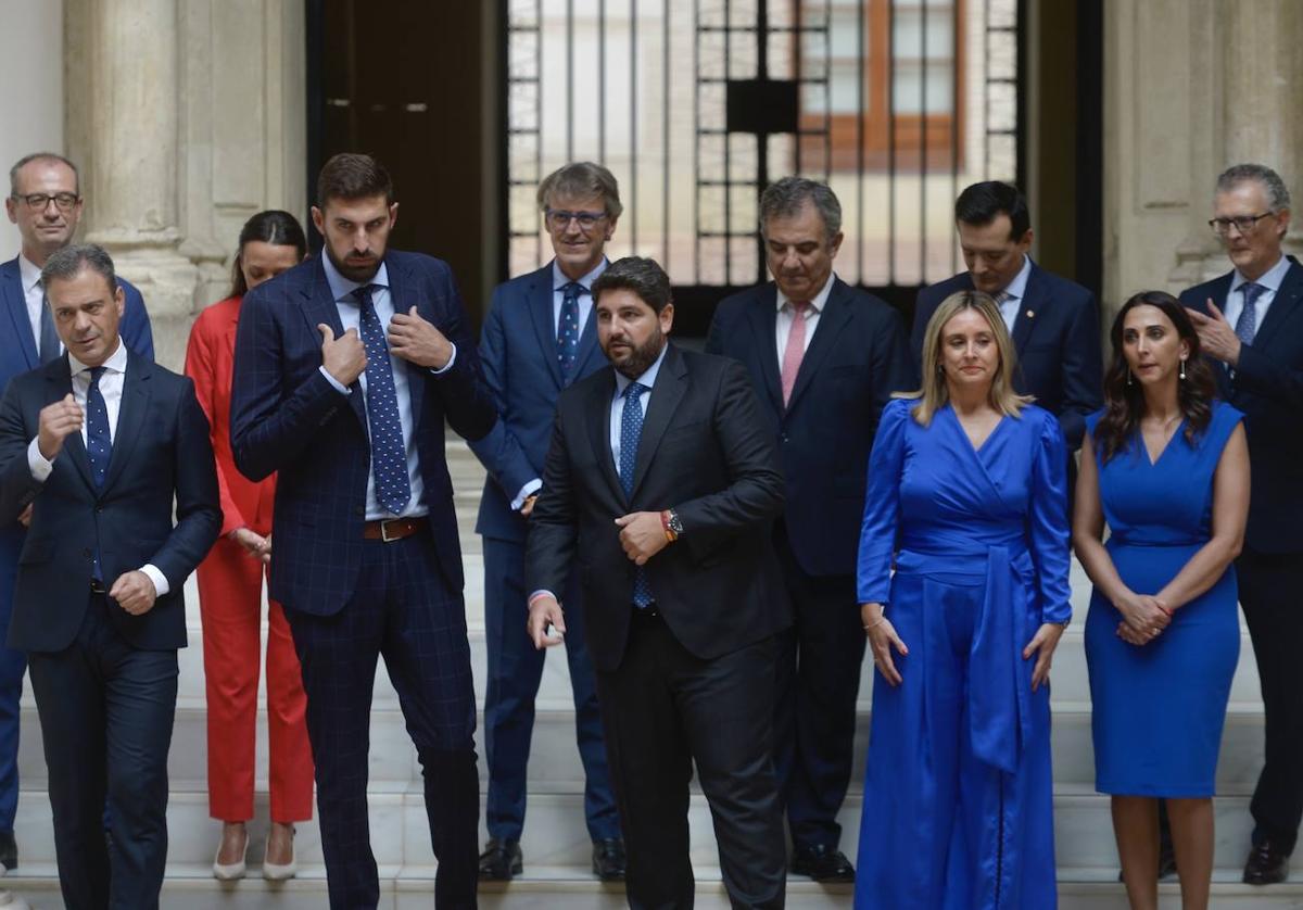 El presidente del Gobierno regional y los consejeros posan para una foto de familia tras la toma de posesión.