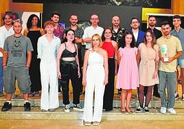 t Foto de familia de los participantes, junto a Ana María Vacas. A la derecha, con el trofeo, Jesús Gómez Martínez.