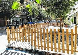 Una de las terrazas regularizadas tras montar una plataforma sobre zonas a aparcamiento.