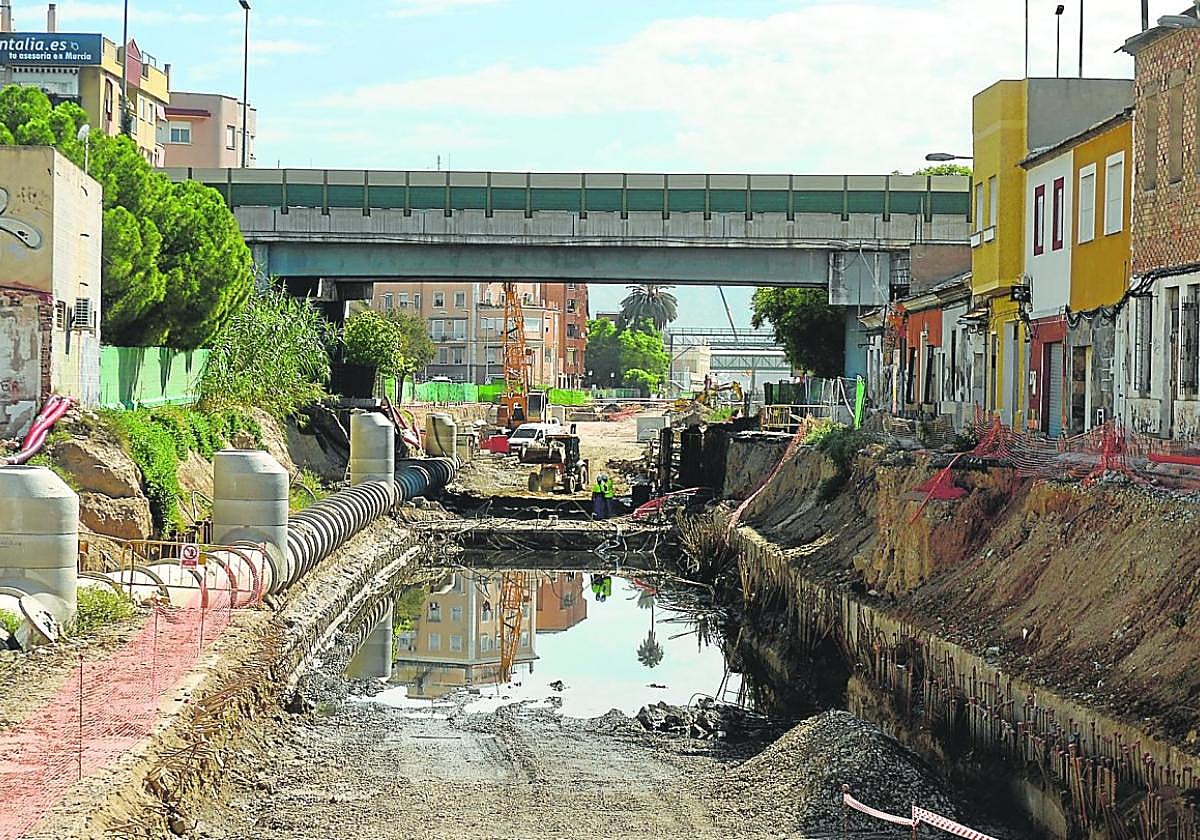 Obras del soterramiento de las vías del tren a su paso por la calle Orilla de la vía de Barriomar, en una imagen tomada ayer.