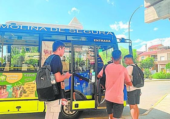 Estudiantes de Secundaria cogiendo el bus Molina-Los Valientes de regreso a casa, ayer.