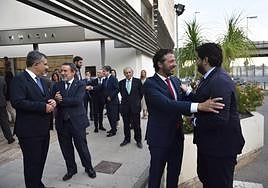 Fernando López Miras (dcha) saluda a Alfonso Hernández Zapata, presidente de la Fremm, este jueves.