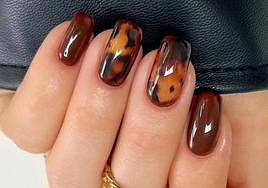 Manicura con decoración carey.