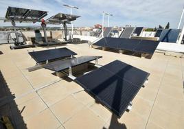 Placas solares instaladas en la terraza de la sede de Fremm, en Murcia.