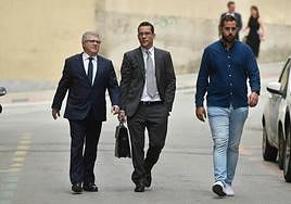 José Vélez junto a su letrado Raúl Pardo Geijo-Ruiz y el exsecretario de Organización del PSRM Jordi Arce, también investigado.