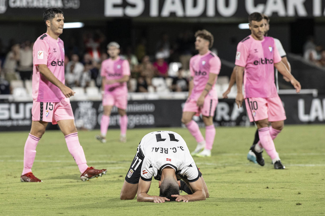 El partido del Cartagena frente al Eibar, en imágenes