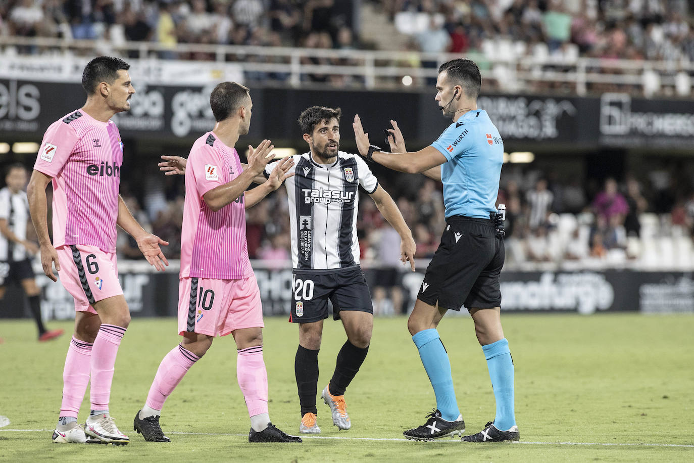 El partido del Cartagena frente al Eibar, en imágenes
