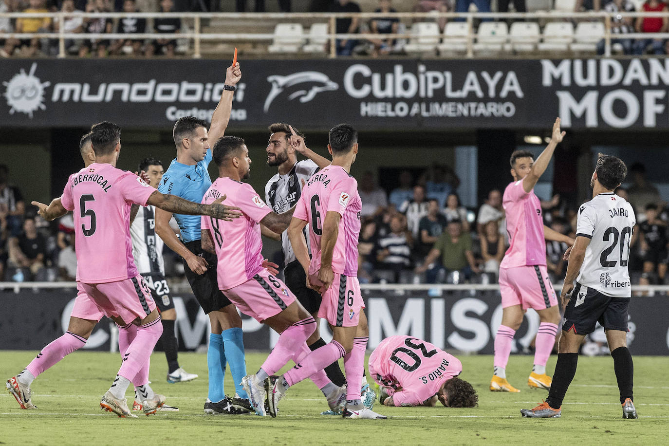 El partido del Cartagena frente al Eibar, en imágenes