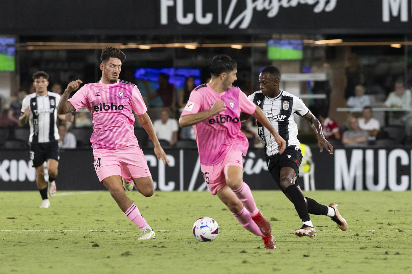 El partido del Cartagena frente al Eibar, en imágenes