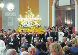 La Virgen del Rosario sale de la parroquia de Santomera para comenzar la procesión por las calles del municipio.