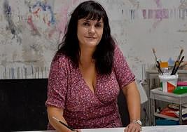 En su estudio del Barrio del Progreso, en Murcia. La artista ciezana Paulina Real con los trabajos realizados para este número de Ababol dedicado a Pedro Salinas.