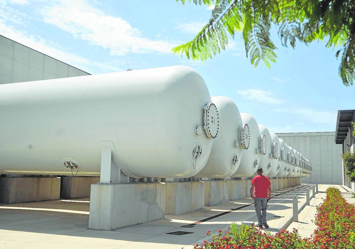 Tanques de decantación de agua en la macro desaladora de Torrevieja.