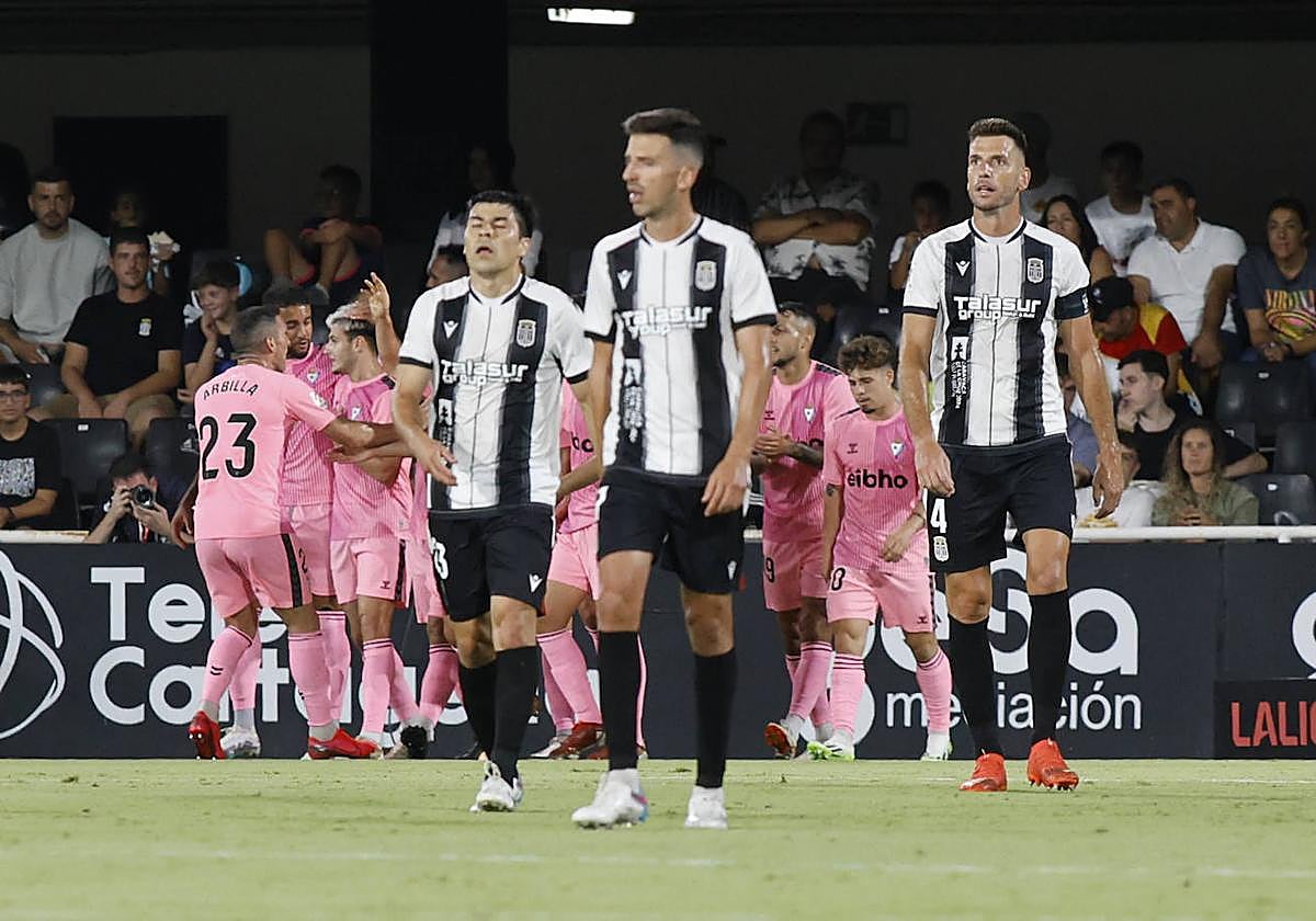 Alarcón, Juan Carlos Real y Alcalá, anoche, con el gesto serio, tras encajar el 0-1 de Aketxe.