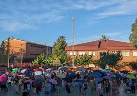 Protesta de los padres del colegio Virgen de la Fuensanta de La Alberca, este jueves en el patio del centro.