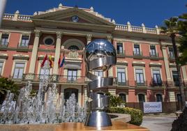 El trofeo de la Supercopa de baoncesto frente a la fachada del Ayuntamiento de Murcia, en una imagen de archivo.